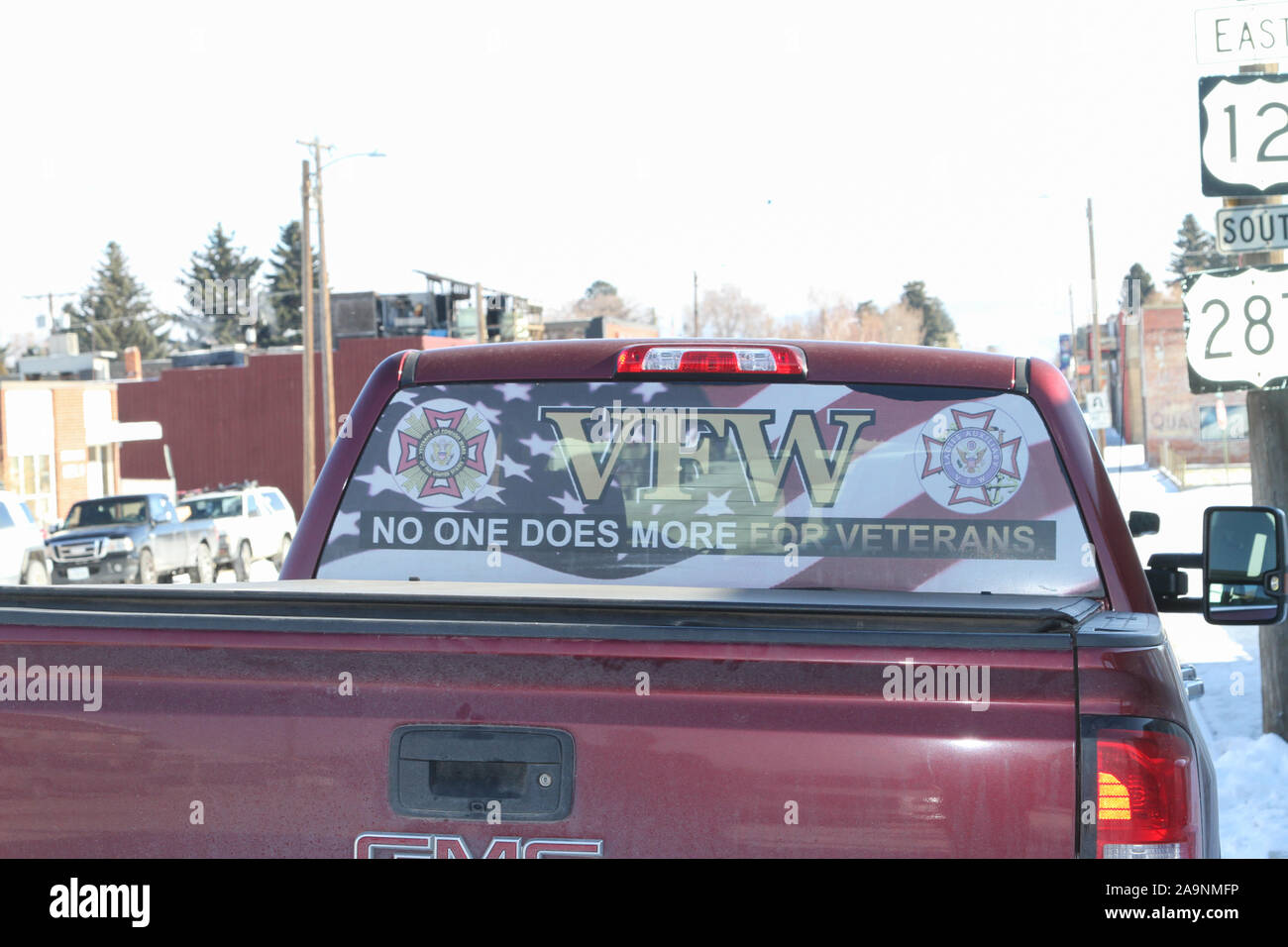 Un député patriote du VFW (anciens combattants de guerres à l'étranger) est fier d'afficher une fenêtre camion complet autocollant. États-unis d'Amérique. Banque D'Images