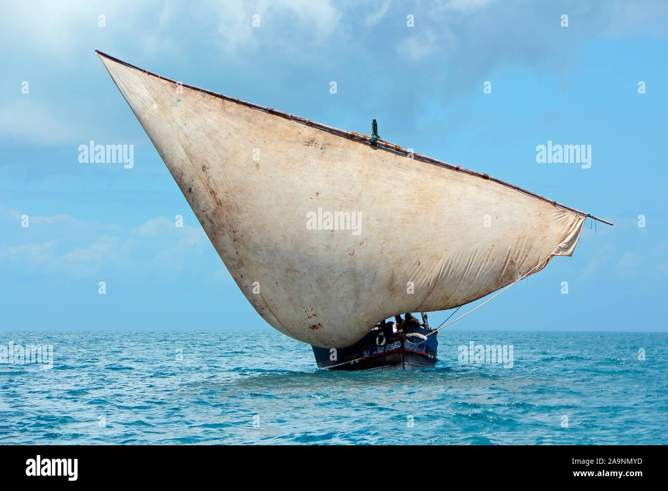 Voilier en bois (dhow) sur la mer de nuages, Zanzibar Banque D'Images
