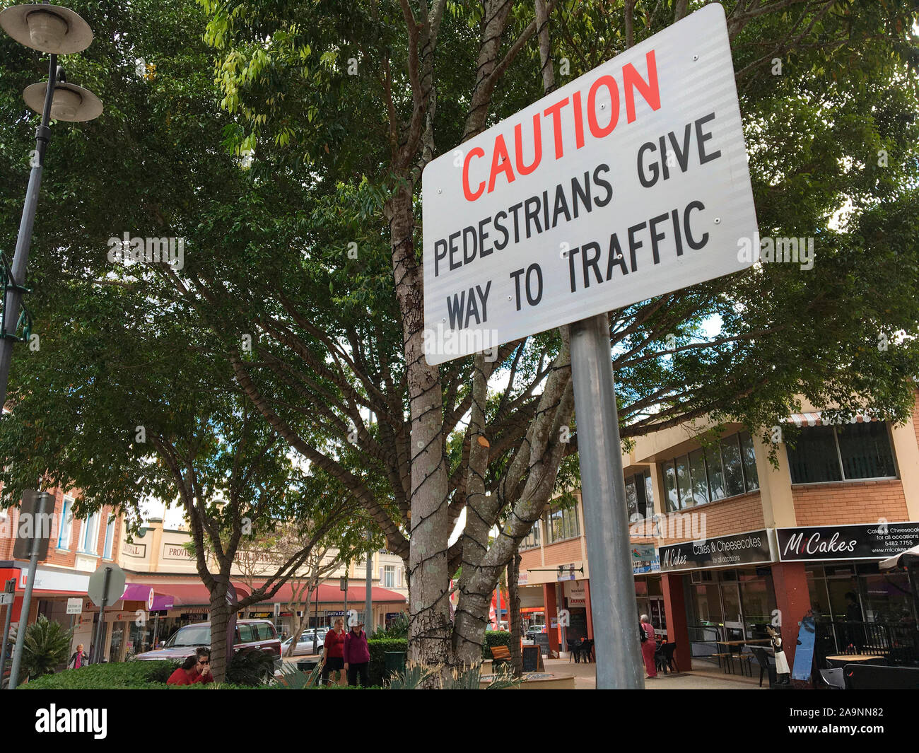 Panneau indiquant aux piétons de laisser la circulation à droite à Gympie Queensland, Australie Banque D'Images