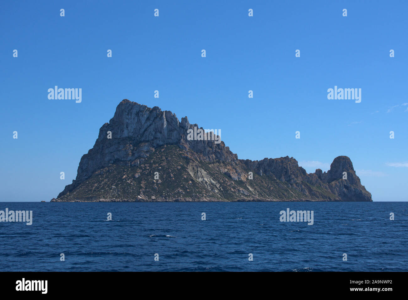 Es Vedra est un îlot à proximité (1800 m.) à l'île d'Ibiza. Elle fait partie d'un parc naturel Banque D'Images