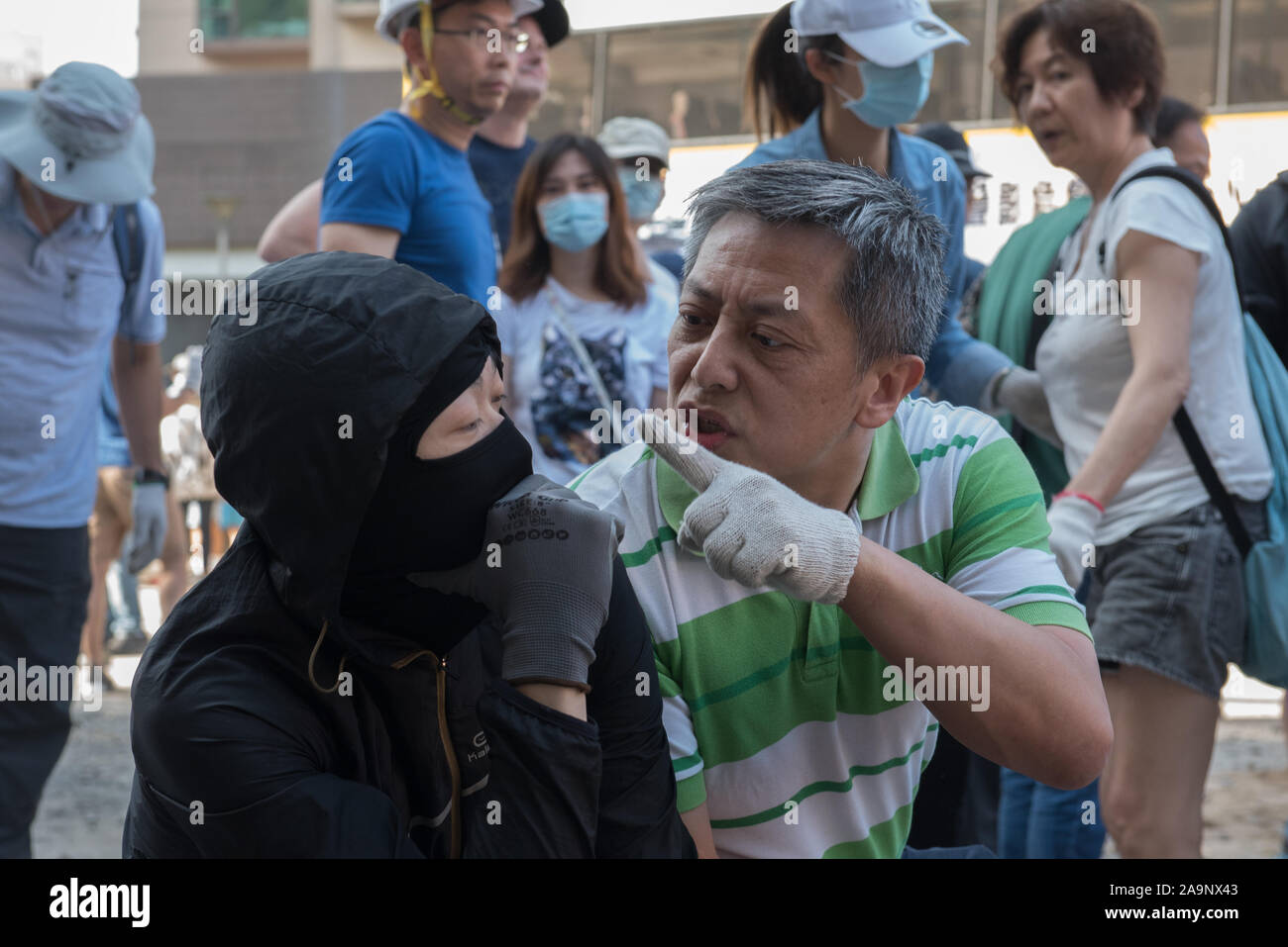 Hong Kong, Chine. 16 Nov, 2019. Un résident local lance des insultes à un manifestant assis sur un barrage routier. Credit : SOPA/Alamy Images Limited Live News Banque D'Images