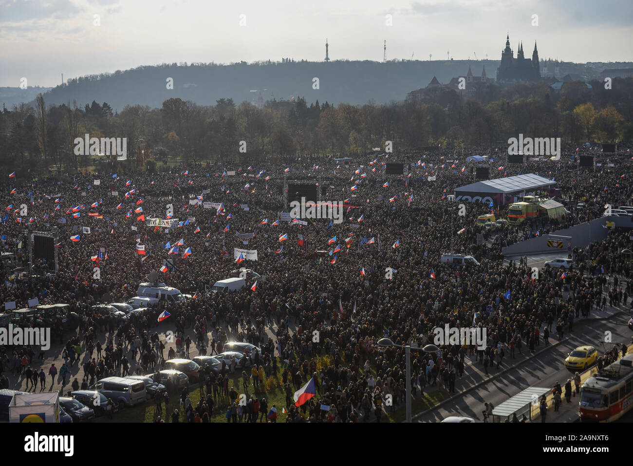 Prague, République tchèque. 16 Nov, 2019. Foule de manifestants avec des drapeaux, des banderoles et des pancartes pendant la manifestation.un jour avant les célébrations officielles du 30e anniversaire de la révolution de velours des milliers de protestation réclamant la démission du Premier Ministre de la République tchèque, Andrej Babis. Les millions d'instants pour la démocratie (organisateurs) définir un ultimatum pour la PM, Andrej Babis lui demandant de retirer son conflit d'intérêts, se débarrasser de la société Agrofert et rejeter le ministre de la Justice, Marie Benesova ou démissionner lui-même. Credit : SOPA/Alamy Images Limited Live News Banque D'Images