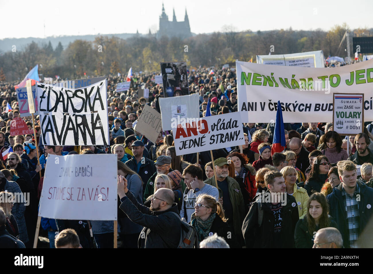 Prague, République tchèque. 16 Nov, 2019. Foule de manifestants avec des drapeaux, des banderoles et des pancartes pendant la manifestation.un jour avant les célébrations officielles du 30e anniversaire de la révolution de velours des milliers de protestation réclamant la démission du Premier Ministre de la République tchèque, Andrej Babis. Les millions d'instants pour la démocratie (organisateurs) définir un ultimatum pour la PM, Andrej Babis lui demandant de retirer son conflit d'intérêts, se débarrasser de la société Agrofert et rejeter le ministre de la Justice, Marie Benesova ou démissionner lui-même. Credit : SOPA/Alamy Images Limited Live News Banque D'Images