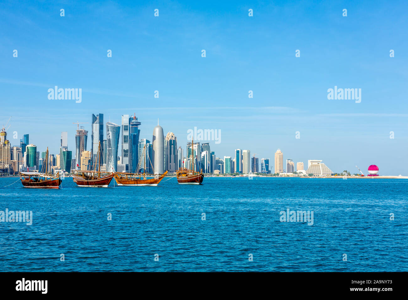 Bateaux Dhow arabe traditionnelle avec drapeaux Qatar à Doha, Qatar, journée nationale de préparation. Doha, au Qatar, au Moyen-Orient. Banque D'Images