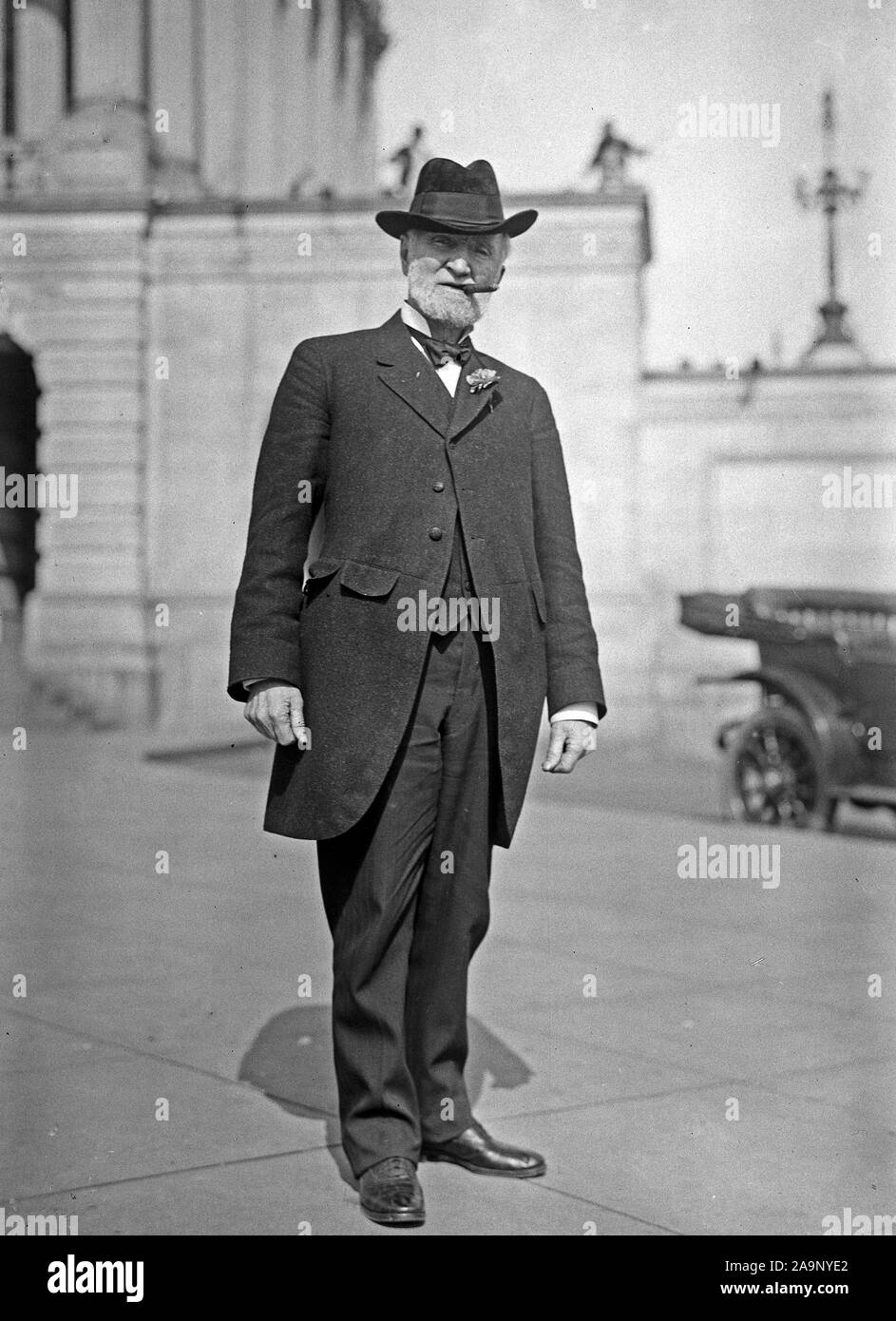 Début des années 1900, les politiciens américains - le membre du congrès Joseph G. Cannon se tient en dehors de la capitale américaine ca. 1910-1917 Banque D'Images