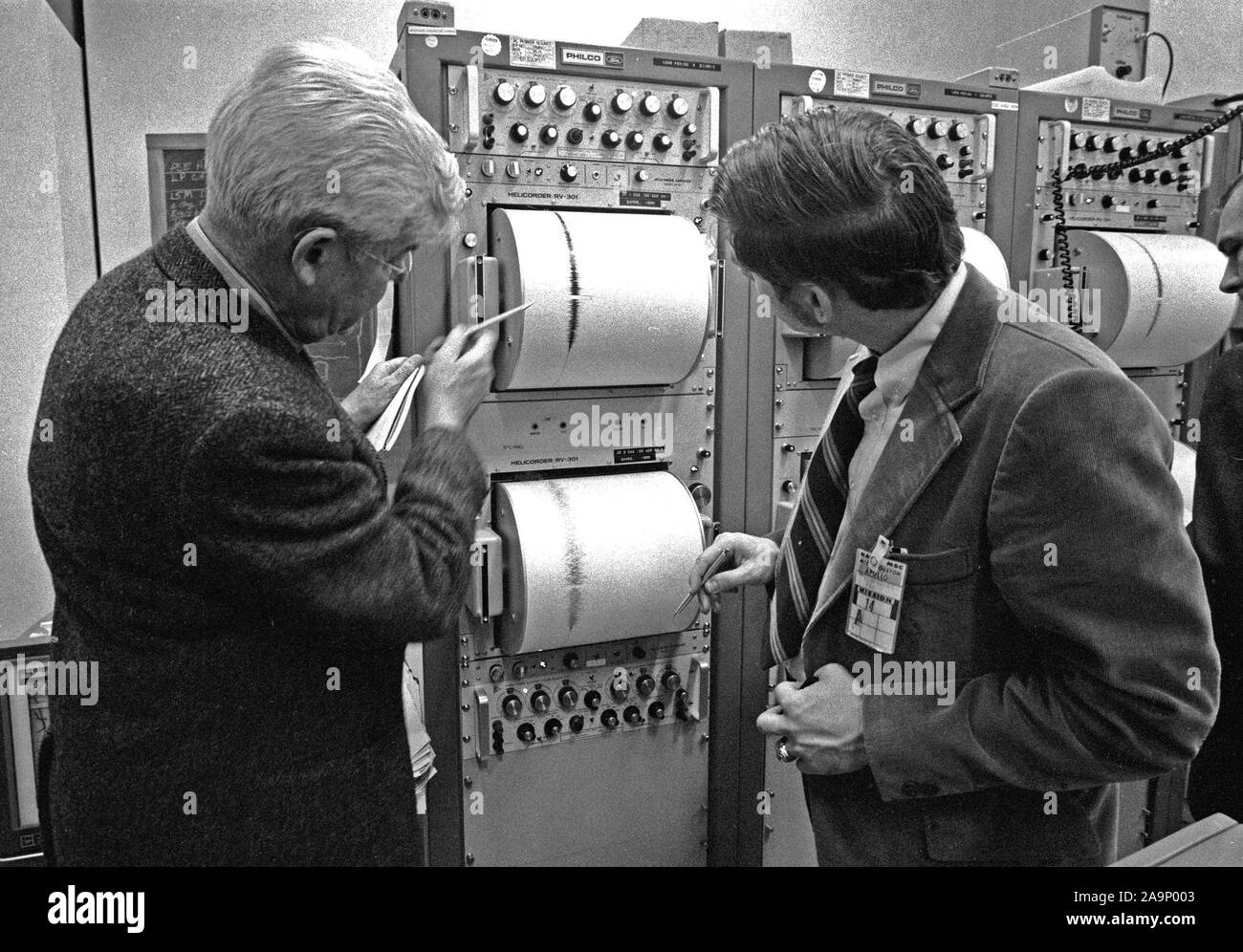 (4 février 1971) --- Ces deux personnes sont l'examen d'une lecture à la sismique du Centre de contrôle de mission au cours de l'ALSEP Prix S-IVB d'Apollo 14 sur la lune. Banque D'Images