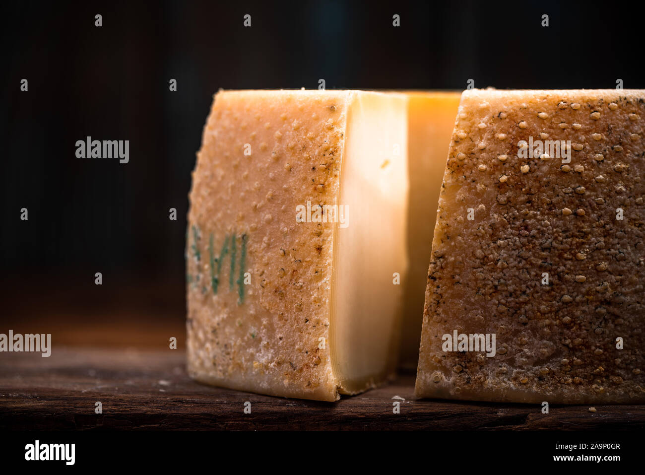 Meule de fromage dur mûri. La production alimentaire traditionnelle locale dans cours, cave. Banque D'Images