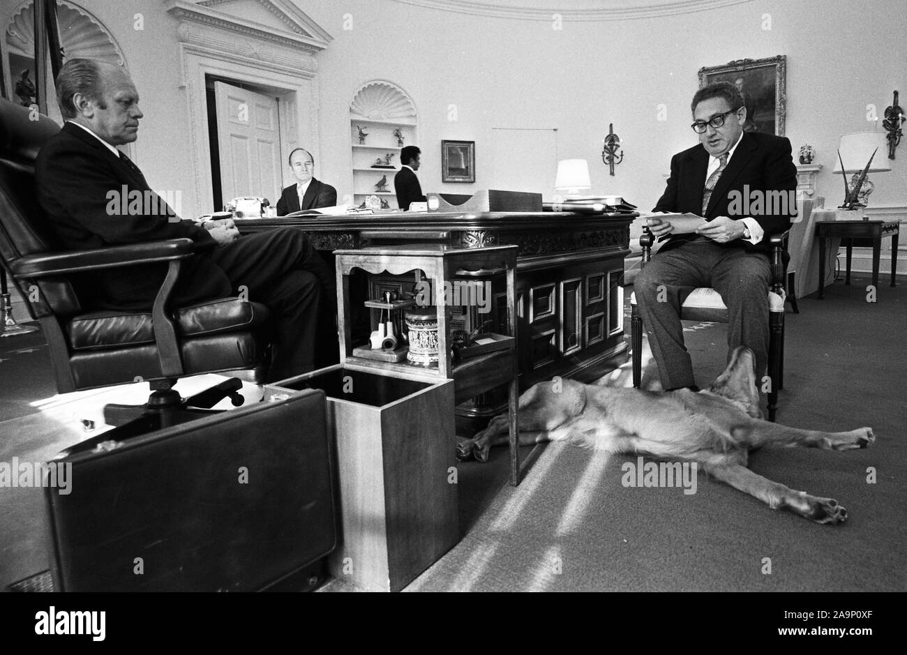 16 novembre 1974 - - Le Bureau ovale de la Maison Blanche Gerald R. Ford, Henry A. Kissinger, Brent Scowcroft, Liberty le chien - assis autour de 24, la liberté de parler ; couché au pied de Kissinger ; Animal Domestique Golden Retriever Banque D'Images