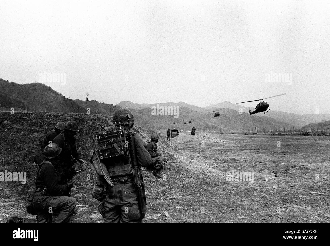 Des troupes d'infanterie du 1er Bataillon, 21ème Inf., 25th Inf. Div., frapper le mock-up composé de la Corée du Nord dans la zone d'entraînement des forces spéciales de l'armée au cours d'un assaut héliporté à l'aide d'hélicoptères UH-1 Iroquois. Les soldats participent à l'exercice d'entraînement aux États-Unis Corée/Team Spirit 82. Banque D'Images