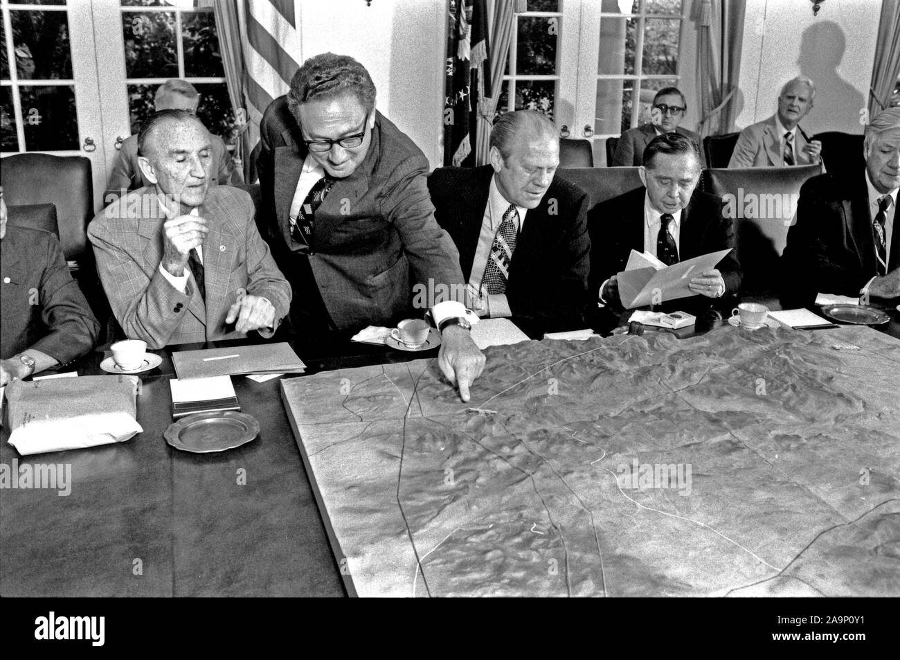 4 septembre 1975 - Le secrétaire d'État Henry Kissinger de points à une carte de la péninsule du Sinaï au cours d'une réunion avec le président Gerald R. Ford et les dirigeants du Congrès des deux partis dans la salle du Cabinet Banque D'Images