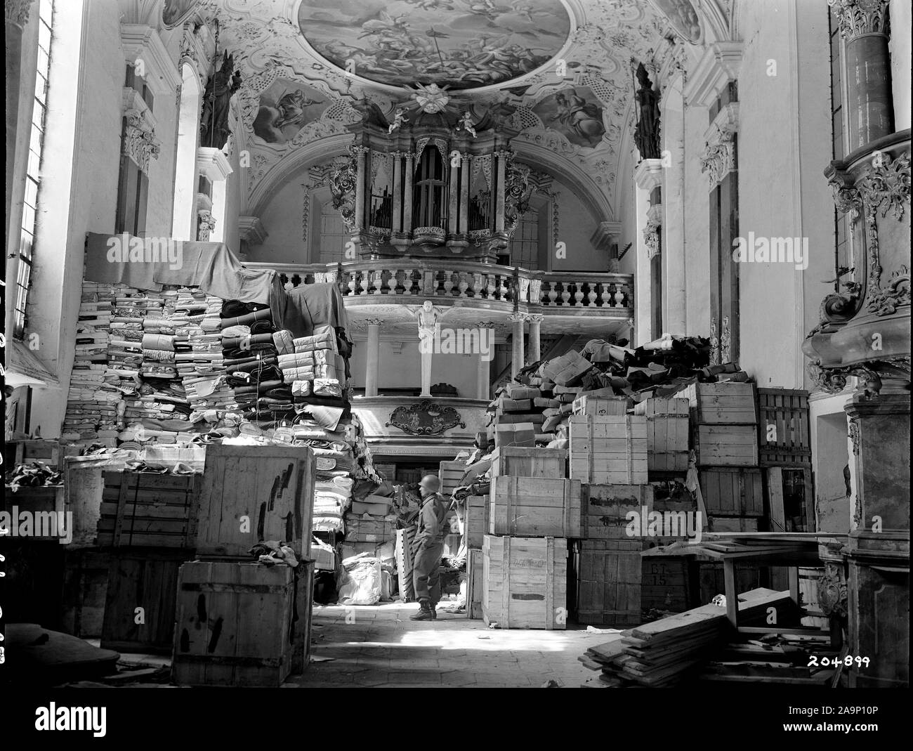 Légende originale : 24 avril 1945 - Français butin stocké à l'église à Ellingen, Allemagne trouvés par les troupes de la 3 armée américaine. Banque D'Images