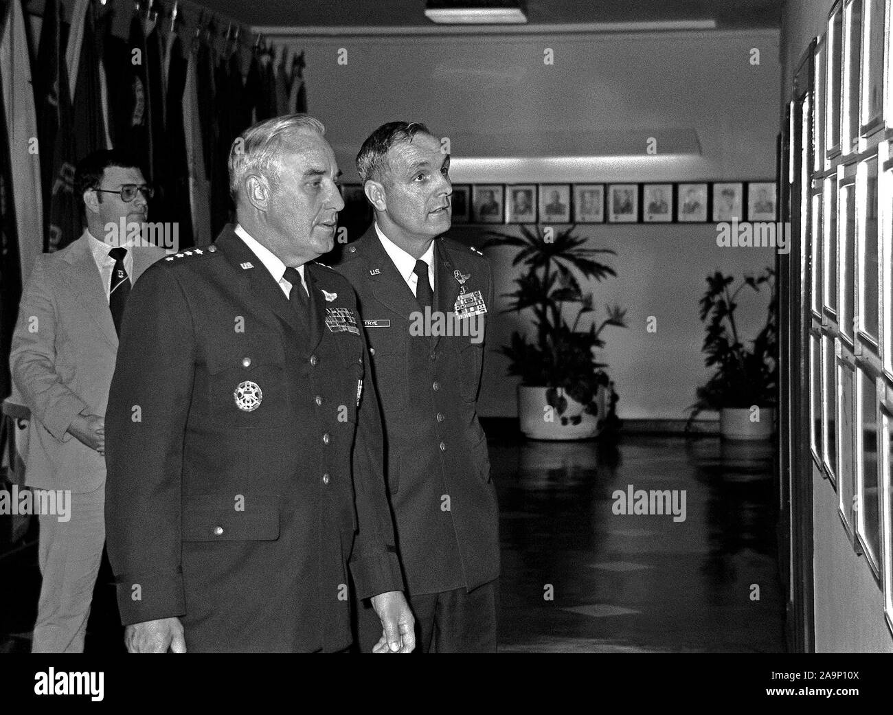 7/8/1980 - GEN John W. Pauly, commandant en chef de la Force aérienne des États-Unis Europe, fait une dernière visite à l'aéroport central de Tempelhof. COL Vernon L. Frye escorte le général. Banque D'Images