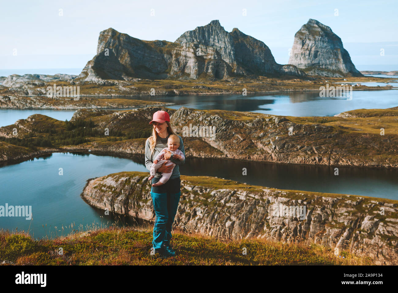 Mère avec bébé voyager en Norvège bénéficiant d'îles mountain view vie familial maman et enfant vacances actives en plein air fête des Mères Banque D'Images