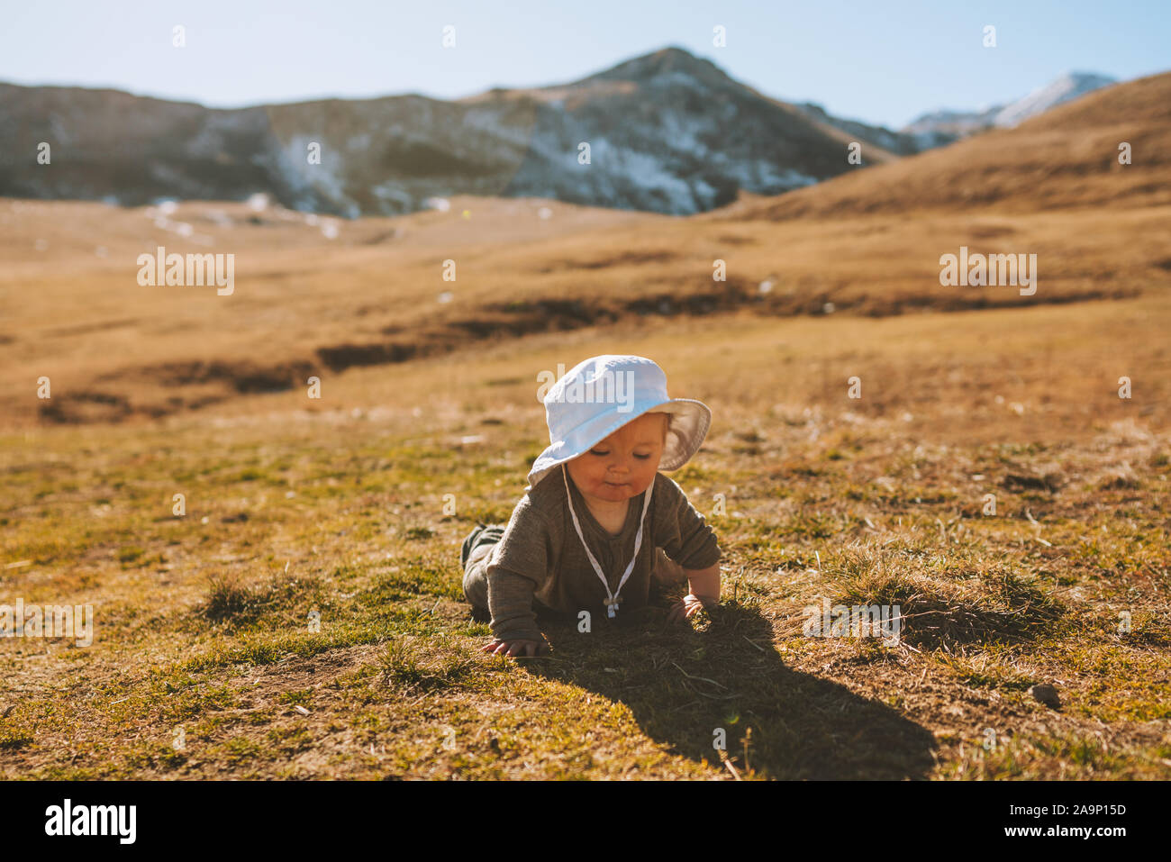 Voyageur Bebe Ramper Dans Les Montagnes De Vie Familial Jolie Fille Enfant Activite Vacances Piscine Photo Stock Alamy