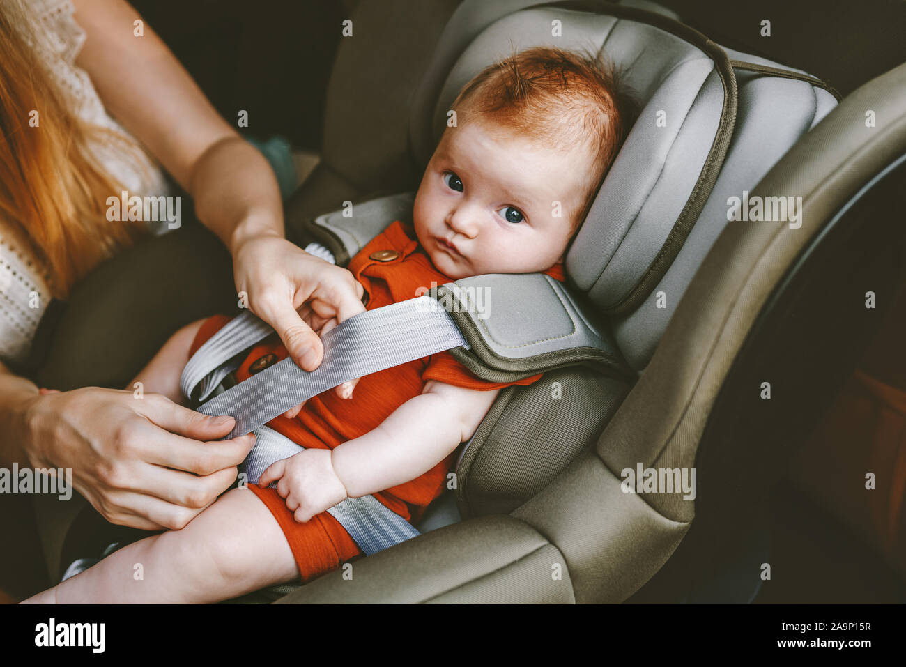 Enfant En Voiture Mother Putting Bebe En Siege Auto Securite Voyage En Famille Vacances Vie Soins Orientes Vers L Arriere De Transport Photo Stock Alamy