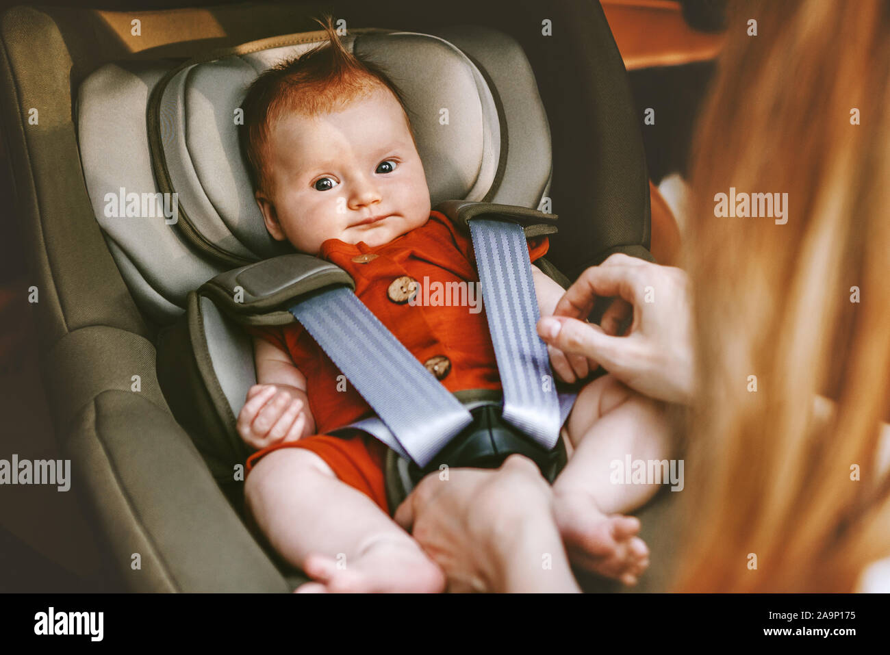 Mignon bébé siège auto sécurité en voyage en famille Vacances garde d'enfants de style de vie orienté vers l'arrière de transport courroies attacher mère Banque D'Images