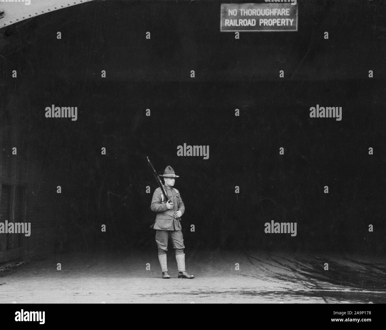 La destruction par l'ennemi en gardiennage - l'une des entrées de marchandises au Grand Central Station, New York City. 1917 Banque D'Images