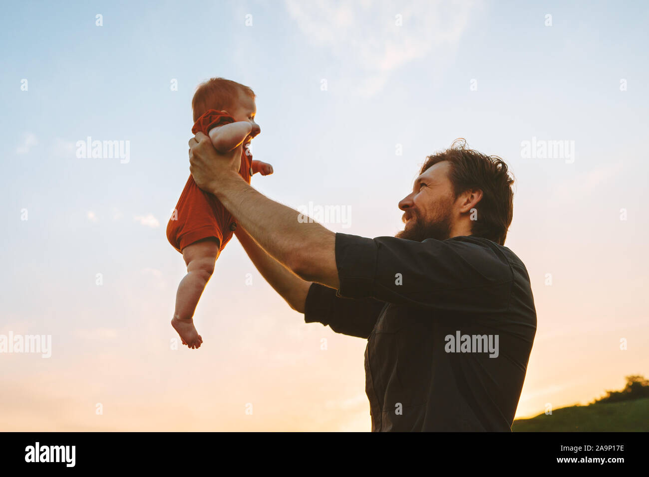 Heureux père hands holding infant baby joyeux moments de plein air famille  vie père et enfant fille marcher ensemble les vacances d'parenthood chi  Photo Stock - Alamy