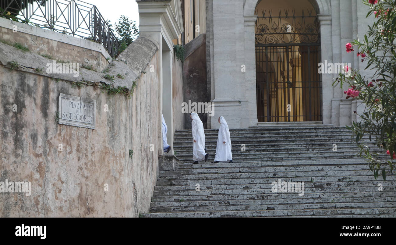 ROME, ITALIE - Le 7 octobre 2019 : les Sœurs Missionnaires de la Charité de Mère Teresa entrer dans leur couvent à l'église San Gregorio al Celio Banque D'Images