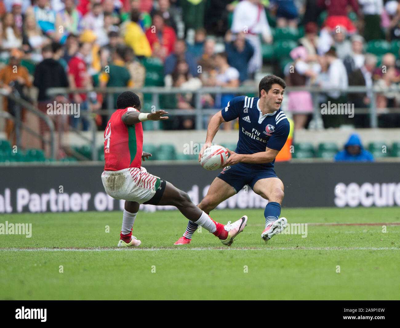 Twickenham, Surrey Royaume-Uni. USA's Madison Hughes, cherche, comme Augusttine LUGONZO, fronts jusqu'à un s'attaquer, au cours de la piscine, un match USA contre le Kenya '2017' HSBC London Rugby à 7, le samedi 20/05/2017 RFU. Le stade de Twickenham, Angleterre [crédit obligatoire Peter SPURRIER/Intersport Images] Banque D'Images