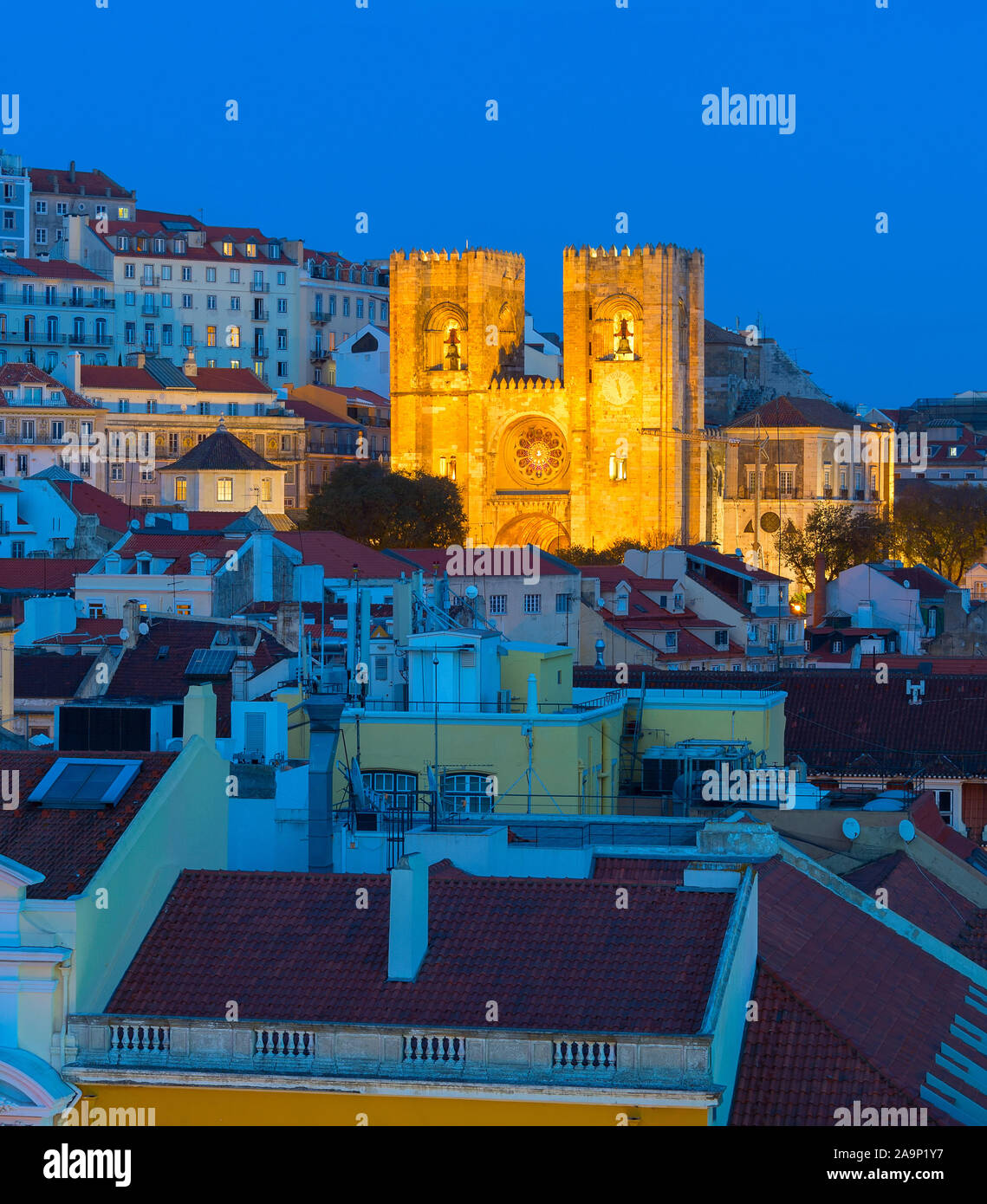 Vue de la Cathédrale de Lisbonne au crépuscule. Portugal Banque D'Images