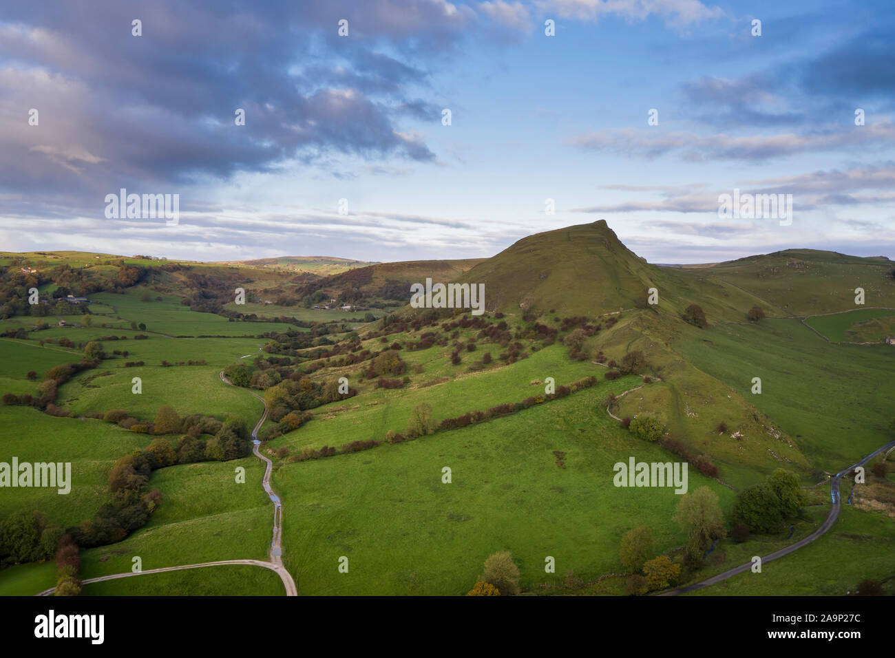 Belle image de paysage drone aérien Peak District campagne au lever du soleil sur l'automne matin d'automne Banque D'Images