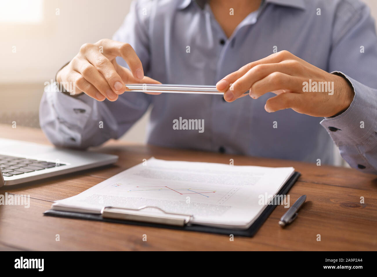 L'homme la numérisation de documents à l'aide d'office sur smartphone app scanner Banque D'Images