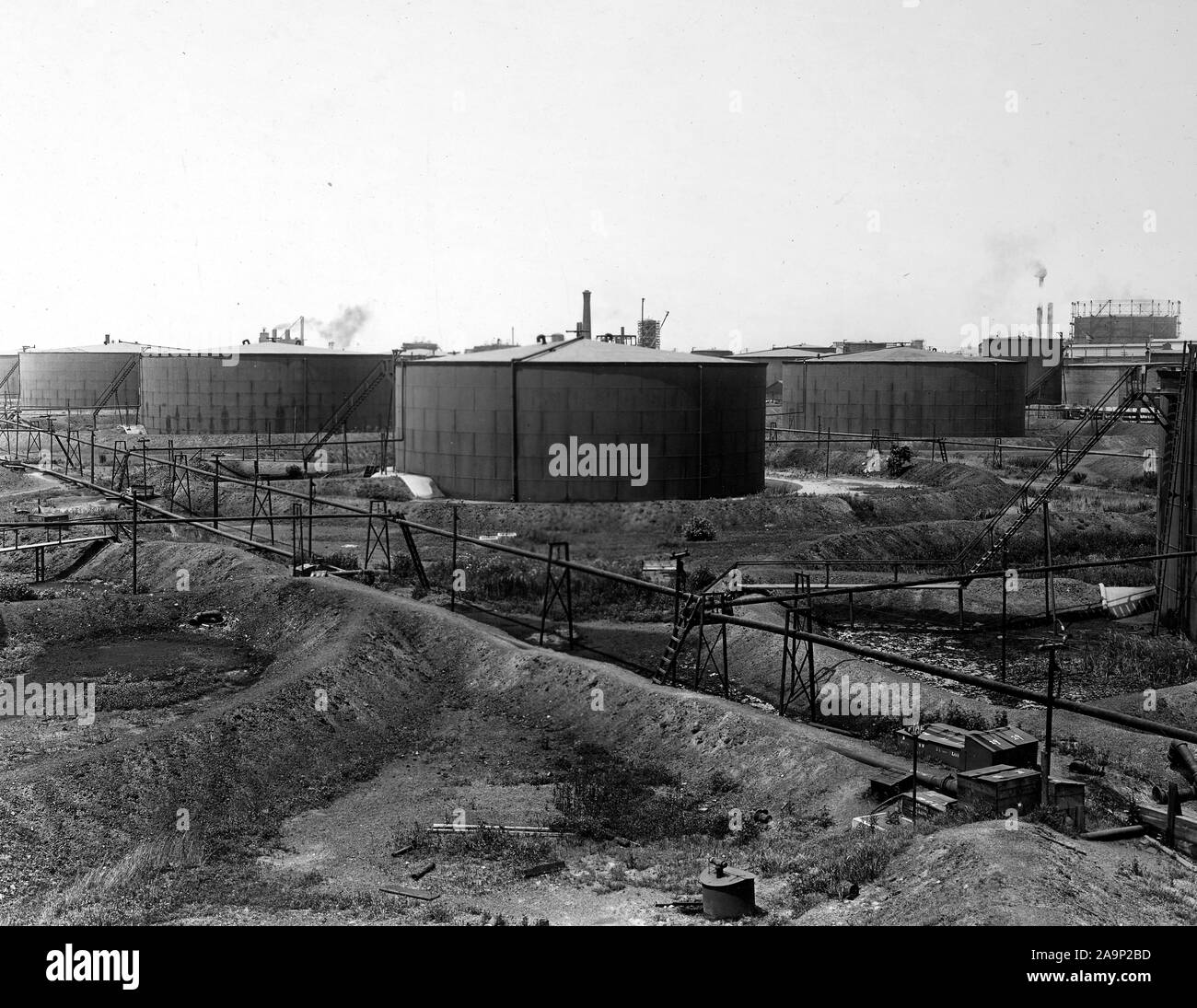 Préparation de produits à base d'huile CUDE pour le gouvernement américain à l'Atlantic Refining Co. Usine, Philadelphie, Pennsylvanie. Tank Farm ca. 1918 Banque D'Images