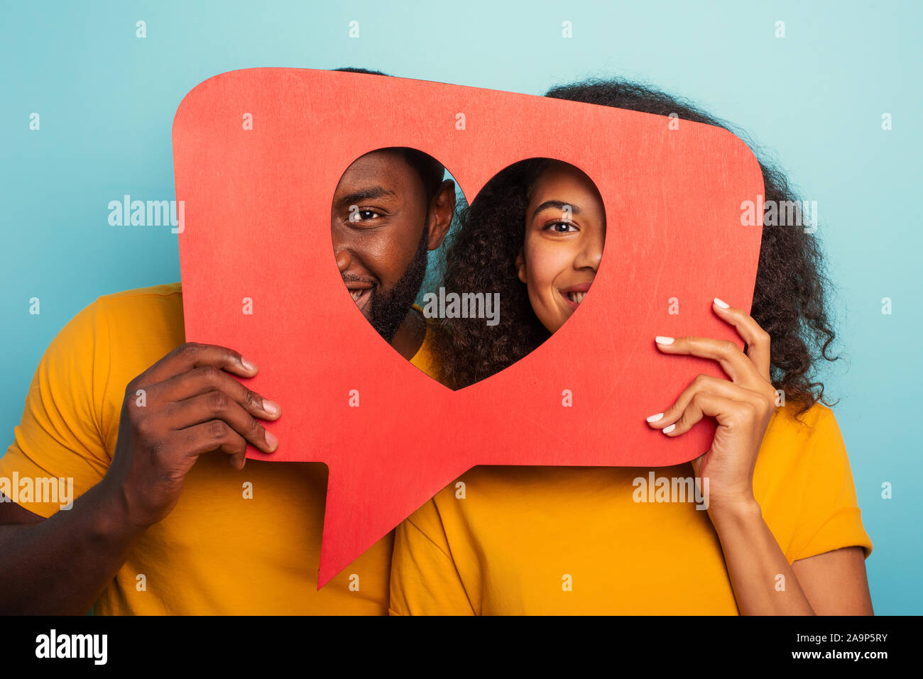 Couple sont heureux parce que reçoit le cœur sur réseau social Banque D'Images