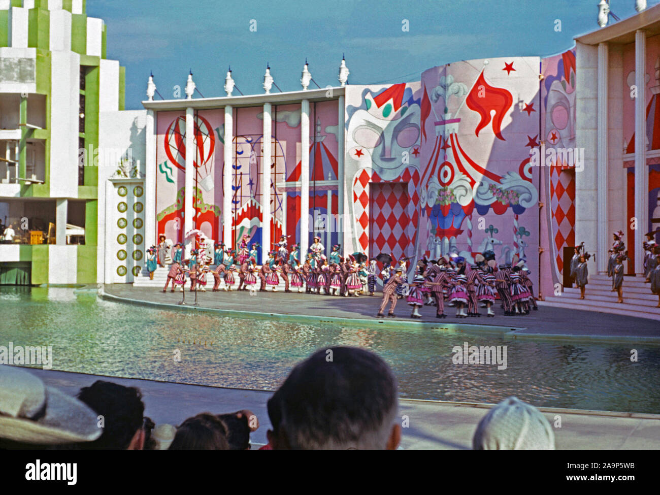 Roller colorés à l'écran, Billy Rose Aquacade une arène de l'eau show à l'Exposition mondiale de New York, 1939-40, de Flushing Meadows, New York, USA c.1939. Banque D'Images