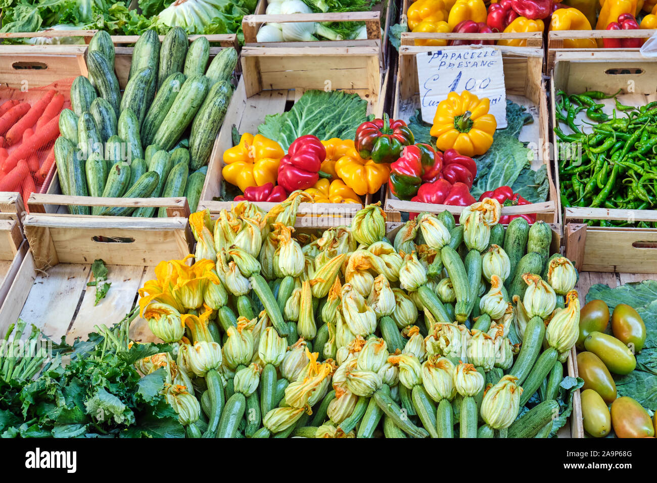 Courgettes fleurs et autres légumes vu à un marché à Naples, Italie Banque D'Images