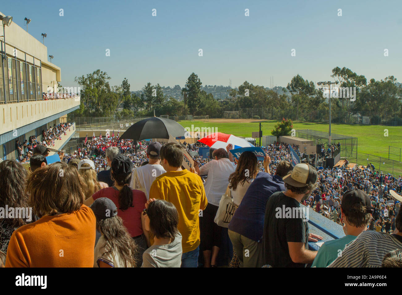 Los Angeles, United States. 16 Nov, 2019. EL SERENO, LOS ANGELES, CALIFORNIE, USA - 16 NOVEMBRE : l'atmosphère à la présidence démocrate et sénateur du Vermont, Bernie Sanders 2020 Californie Campagne électorale manifestation tenue à Woodrow Wilson High School le 16 novembre 2019 à El Sereno, Los Angeles, Californie, États-Unis. (Photo de Rudy Torres/Image Crédit : Agence de Presse) L'agence de presse Image/Alamy Live News Banque D'Images