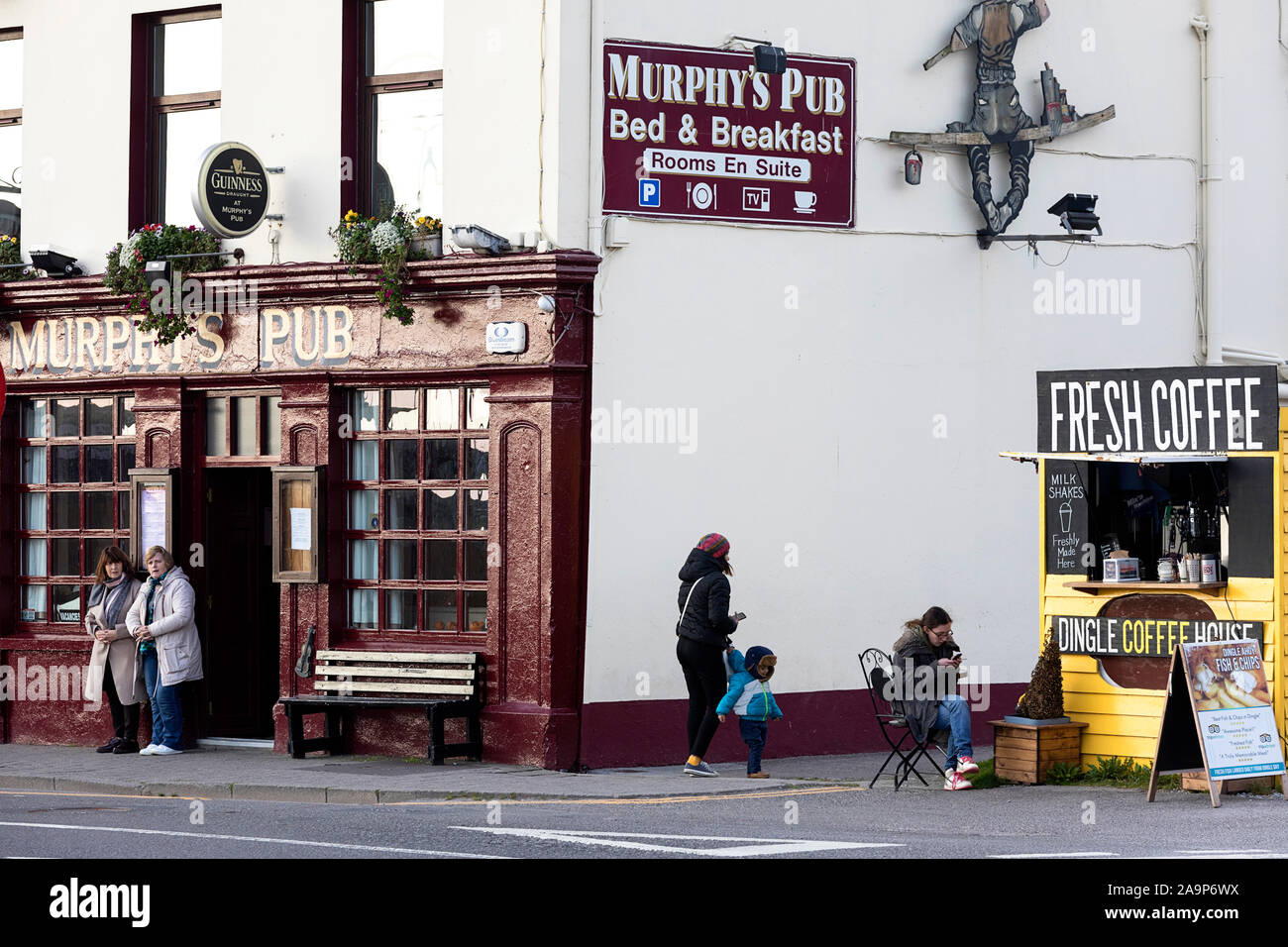 Bâtiments colorés, cafés, pubs, boutiques en ville côtière de Dingle, Kerry, Irlande Banque D'Images