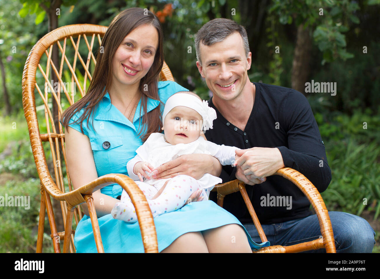 Portrait De Famille Maman Papa Et Petit Bebe Les Parents Avec Bebe Photo Stock Alamy