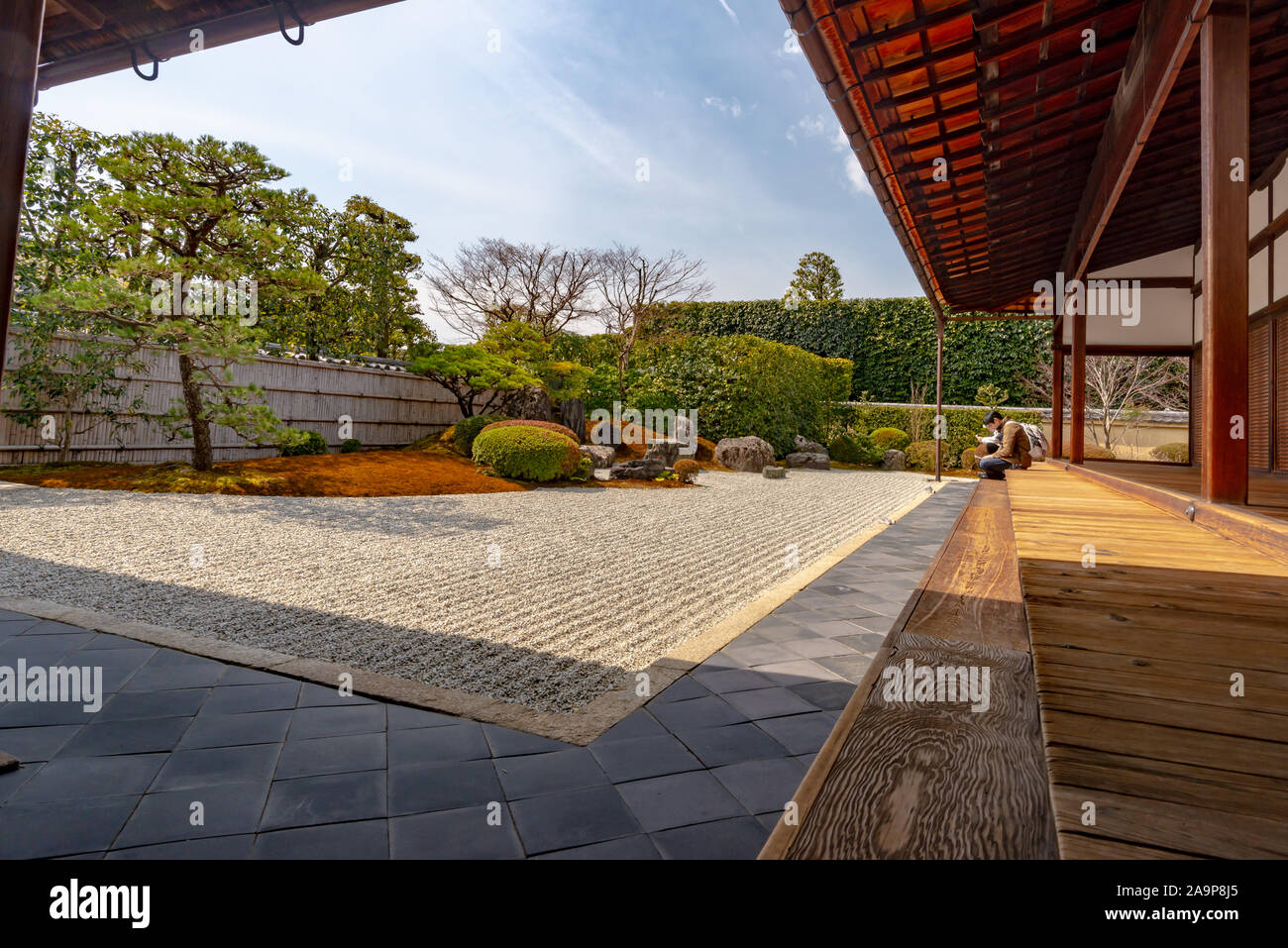 Kyoto, Japon - 18 mars 2017, Temple Daitoku-ji jardin zen vu de la terrasse, avec 2 personnes et pris au cours d'une après-midi de printemps ensoleillé Banque D'Images