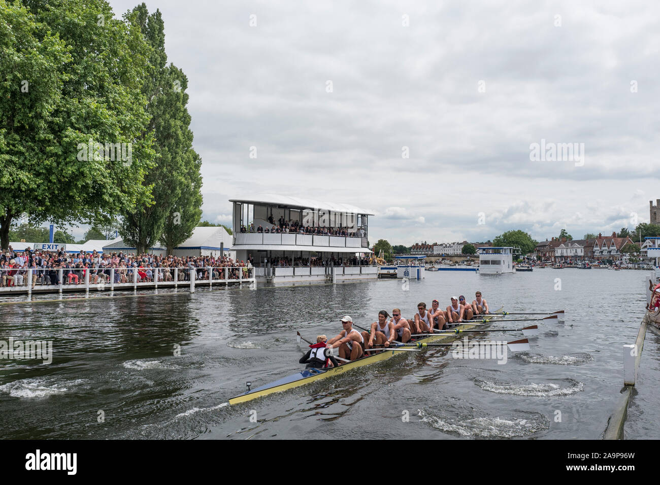 Henley-on-Thames. United Kingdom. Mesdames Challenge Cup, Brown University USA, en passant par les progrès, au cours de leur victoire à la chaleur de la SAT à l'étape de demi-finale. 2017 Royal Henley Regatta Henley, atteindre, Tamise. 15:06:15 Vendredi 30/06/2017 [crédit obligatoire. Peter SPURRIER/Intersport Images. Banque D'Images