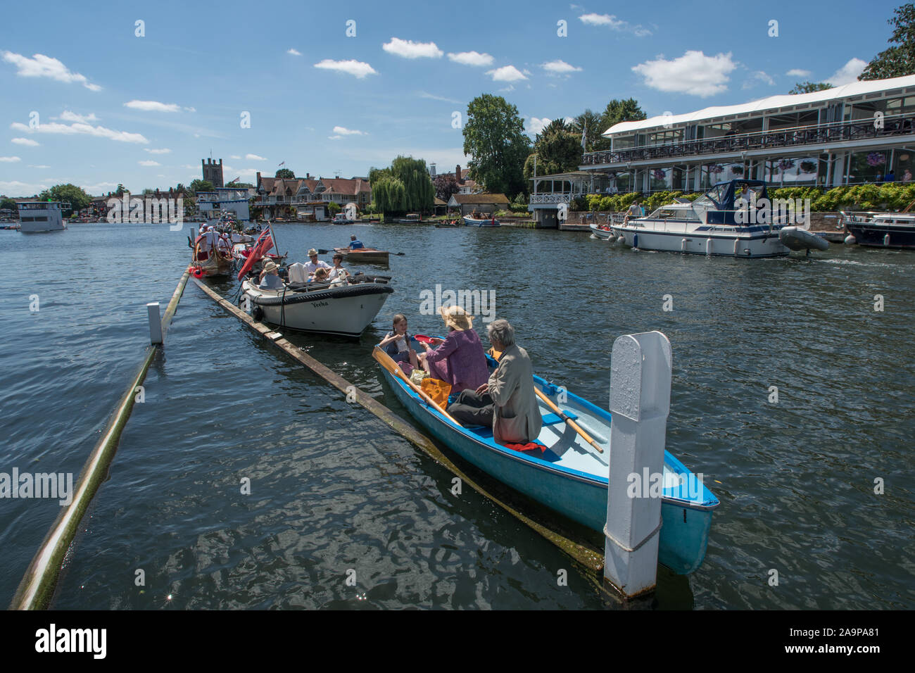 Henley-on-Thames. United Kingdom. 2017 Royal Henley Regatta Henley, atteindre, Tamise. Bateaux amarrés, pique-nique sur les rampes 13:36:09 Sunday 02/07/2017 [crédit obligatoire. Peter SPURRIER/Intersport Images. Banque D'Images