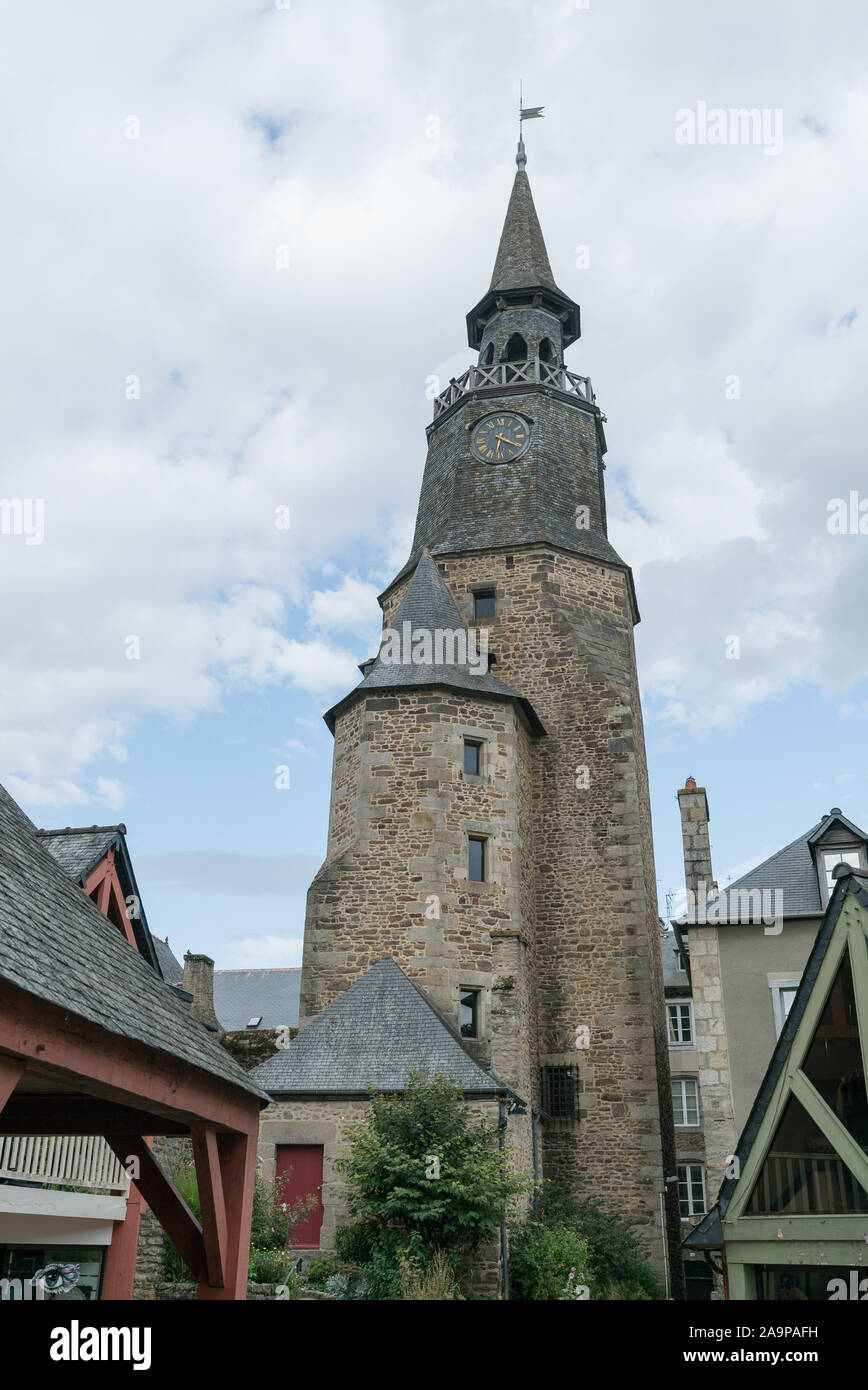 Dinan, Côtes-d-Armor / France - 19 août 2019 : l'horloge de la tour historique de l'ancien centre ville de Dinan en Bretagne Banque D'Images