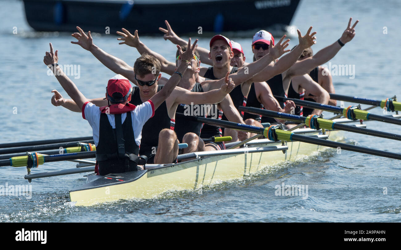 Henley-on-Thames. United Kingdom. 2017 Royal Henley Regatta Henley, atteindre, Tamise. La Thames Challenge Cup. 'A' Thames célébrer après avoir remporté la finale, 16:08:34 Dimanche 02/07/2017, [crédit obligatoire. Peter SPURRIER/Intersport Images], Banque D'Images