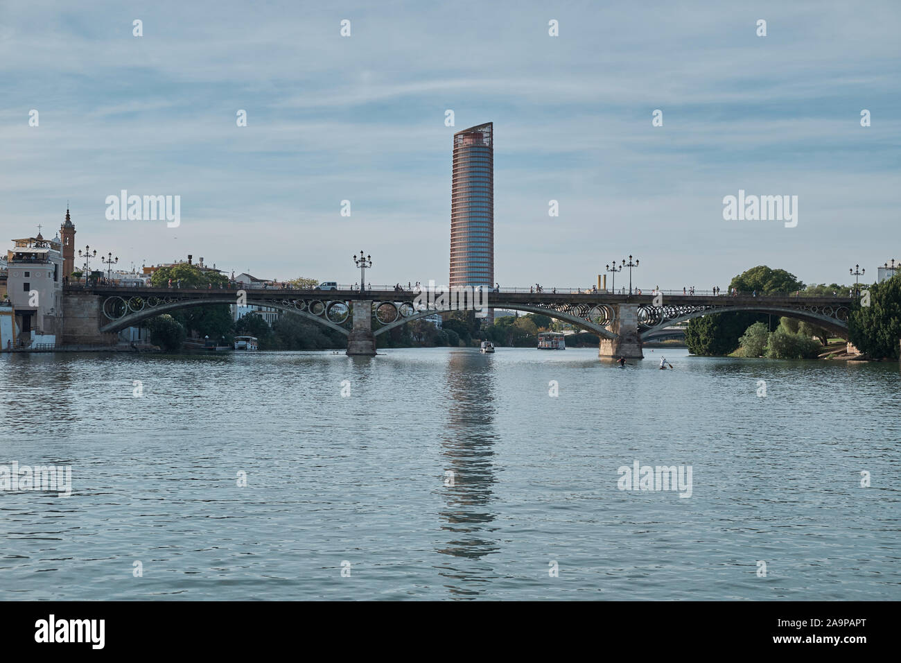 Torre Sevilla et Puente de Triana, Séville, Espagne. Banque D'Images