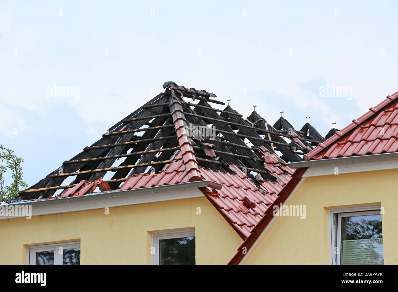 Charpente brûlée d'une semi-detached house Banque D'Images