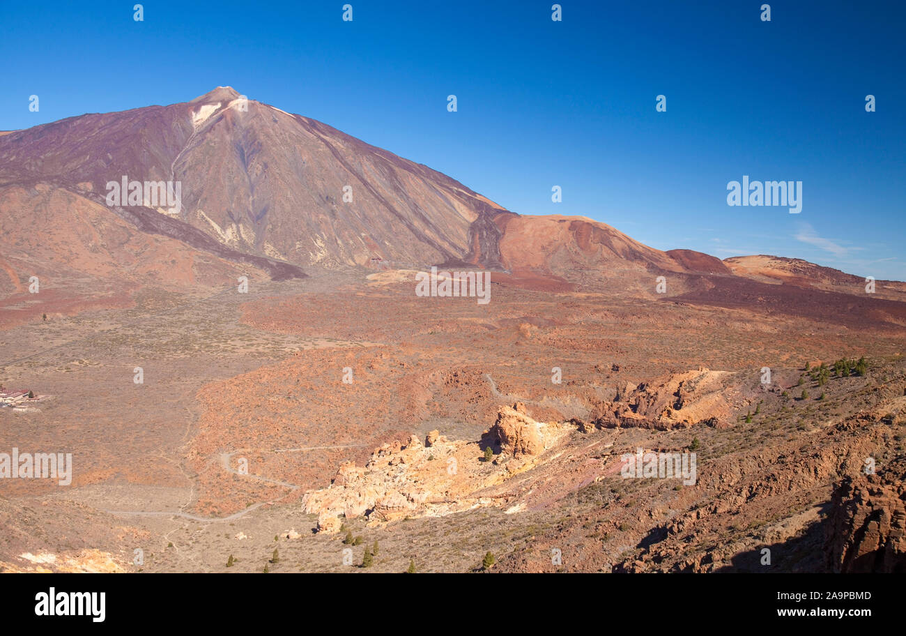 Tenerife, vue vers le Teide, la plus haute montagne d'Espagne et du bassin de l'Atlantique, du chemin de randonnée de l'ascension de la montagne des Manga Banque D'Images