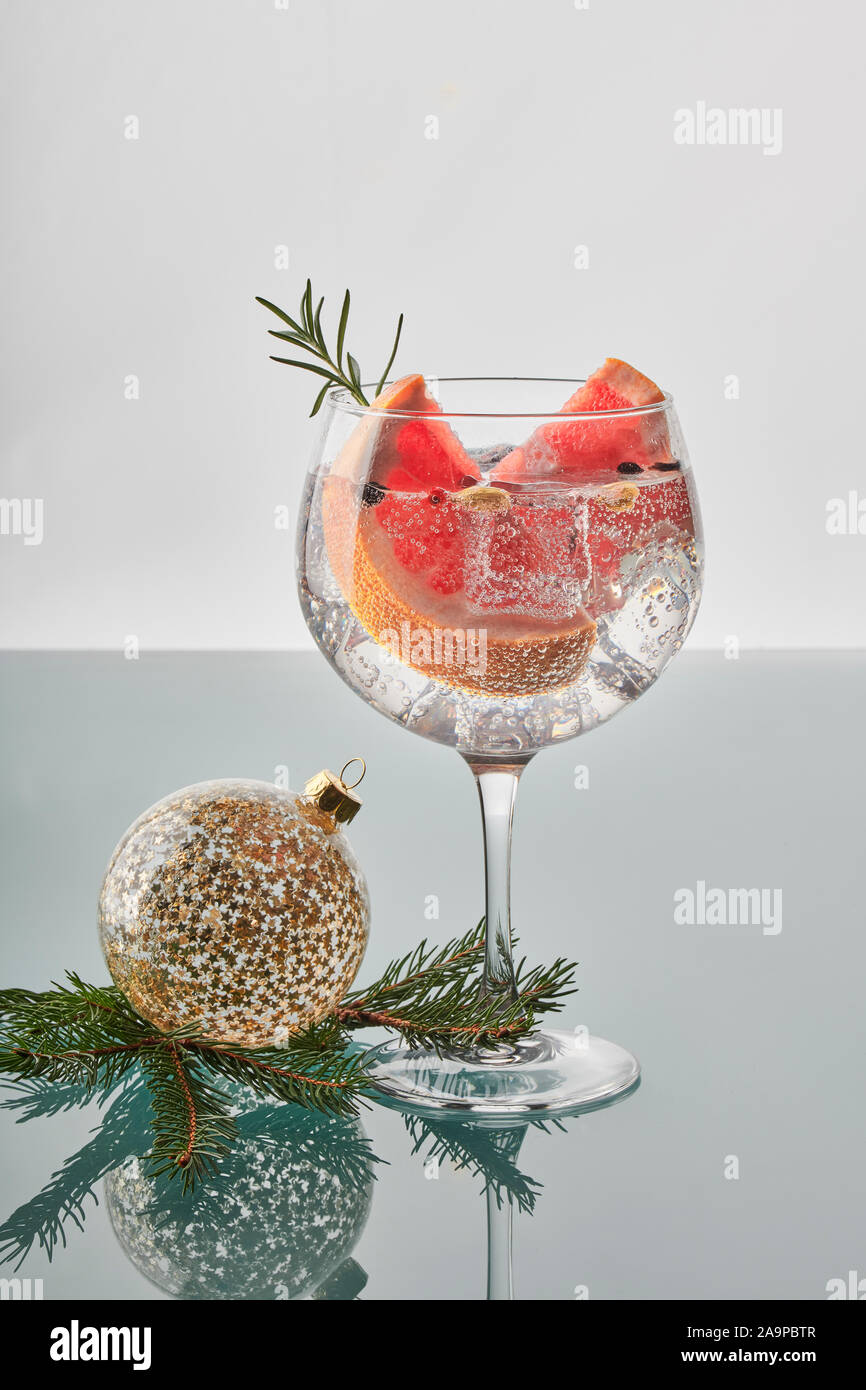 Noël et Nouvel An fête concept : un verre de gin-tonic avec ice, fizz,  tranches de pamplemousse et de décoration de fête Photo Stock - Alamy