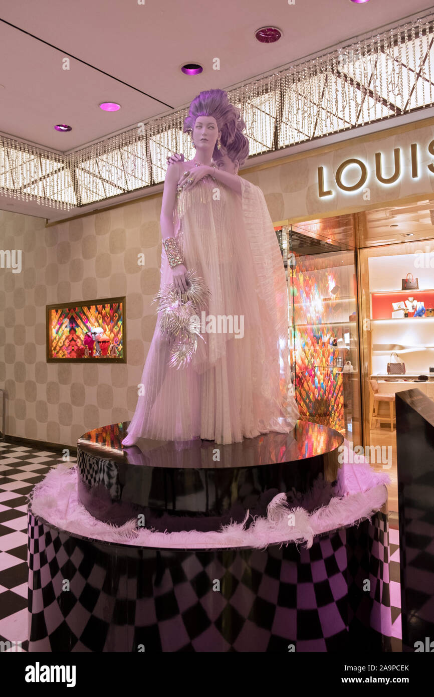 Une statue représentant la Vierge dans orné le rez-de-chaussée hall d'entrée de Bloomingdale's department store Lexington Avenue à Manhattan, New York. Banque D'Images