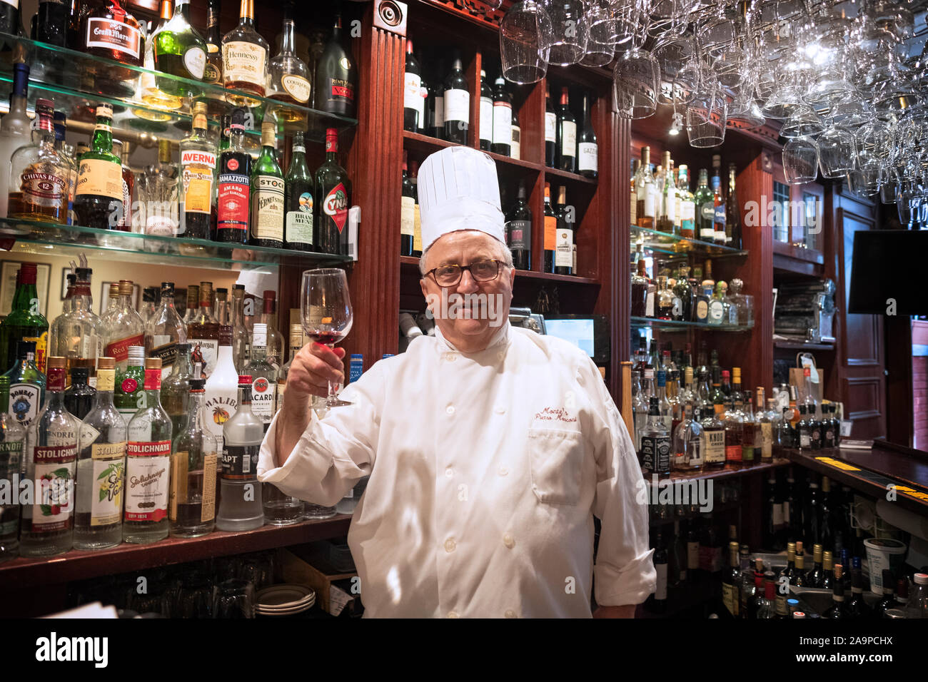 Une pose portrait of Chef Pietro Mosconi, le propriétaire de Monte's, un restaurant familial sur Macdougal Street dans Greenwich Village depuis 1976. Banque D'Images