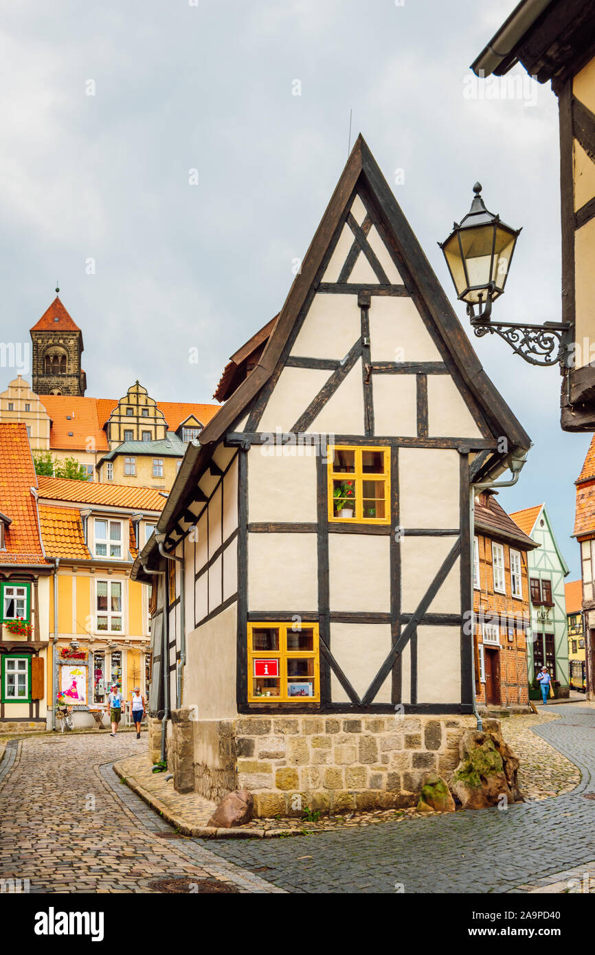Vue de l'étroitesse de la maison à colombages Finkenherd. Maison traditionnelle dans la ville médiévale de Quedlinburg, partie de l'UNESCO World Heritage Site. Banque D'Images