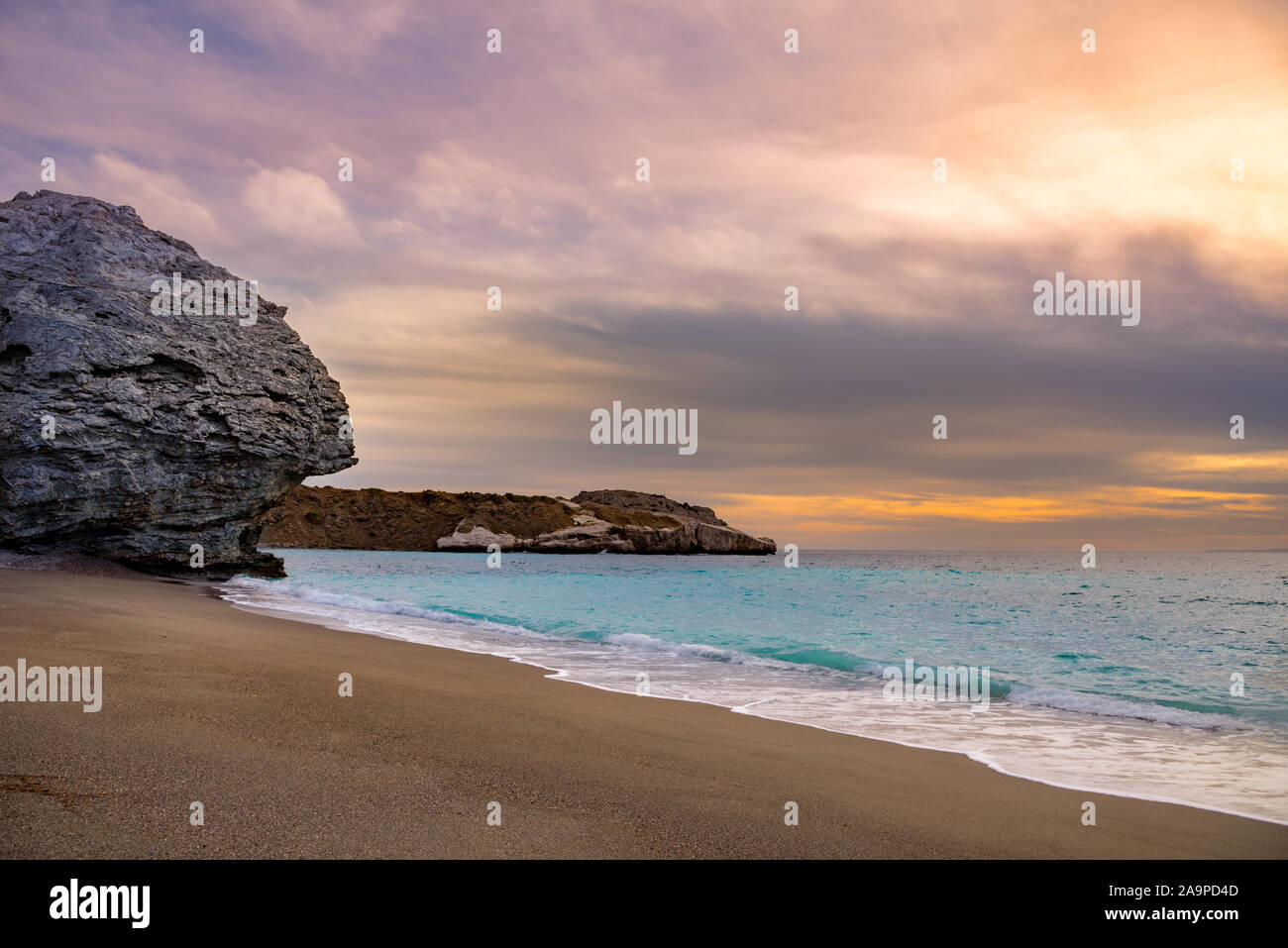 Superbe coucher du soleil à Agios Pavlos plage, sud de la Crète, Grèce. Banque D'Images Superbe coucher du soleil à Agios Pavlos plage, sud de la Crète, Grèce. Banque D'Images