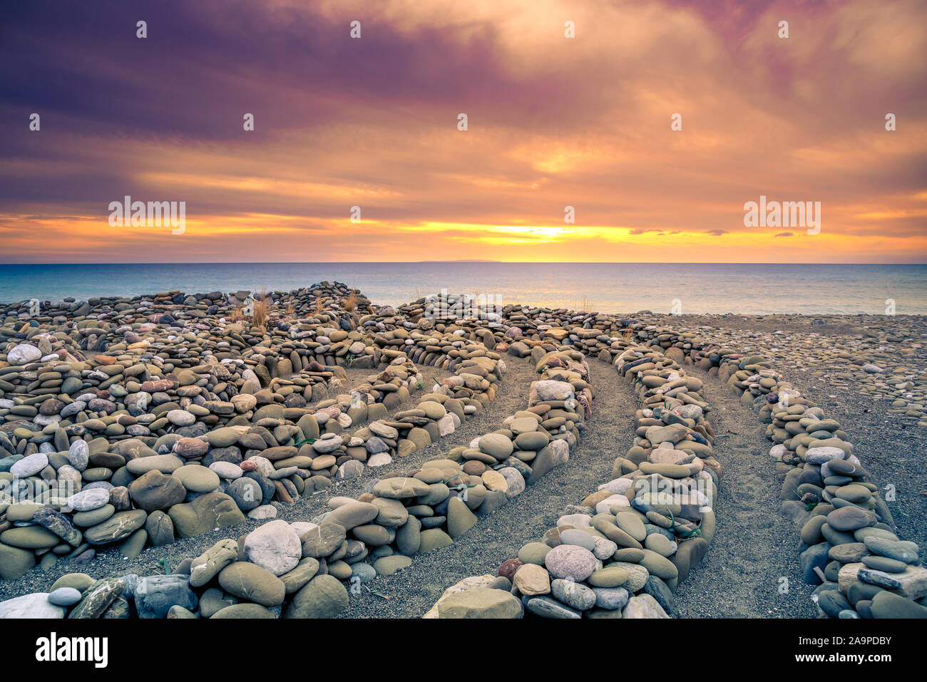 Superbe coucher du soleil à Agios Pavlos plage, sud de la Crète, Grèce. Banque D'Images