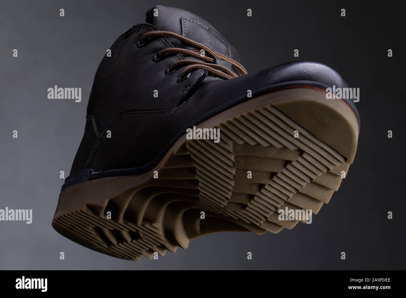 Leather boot sur un fond sombre close-up Vue de dessous. Chaussures  d'automne Photo Stock - Alamy