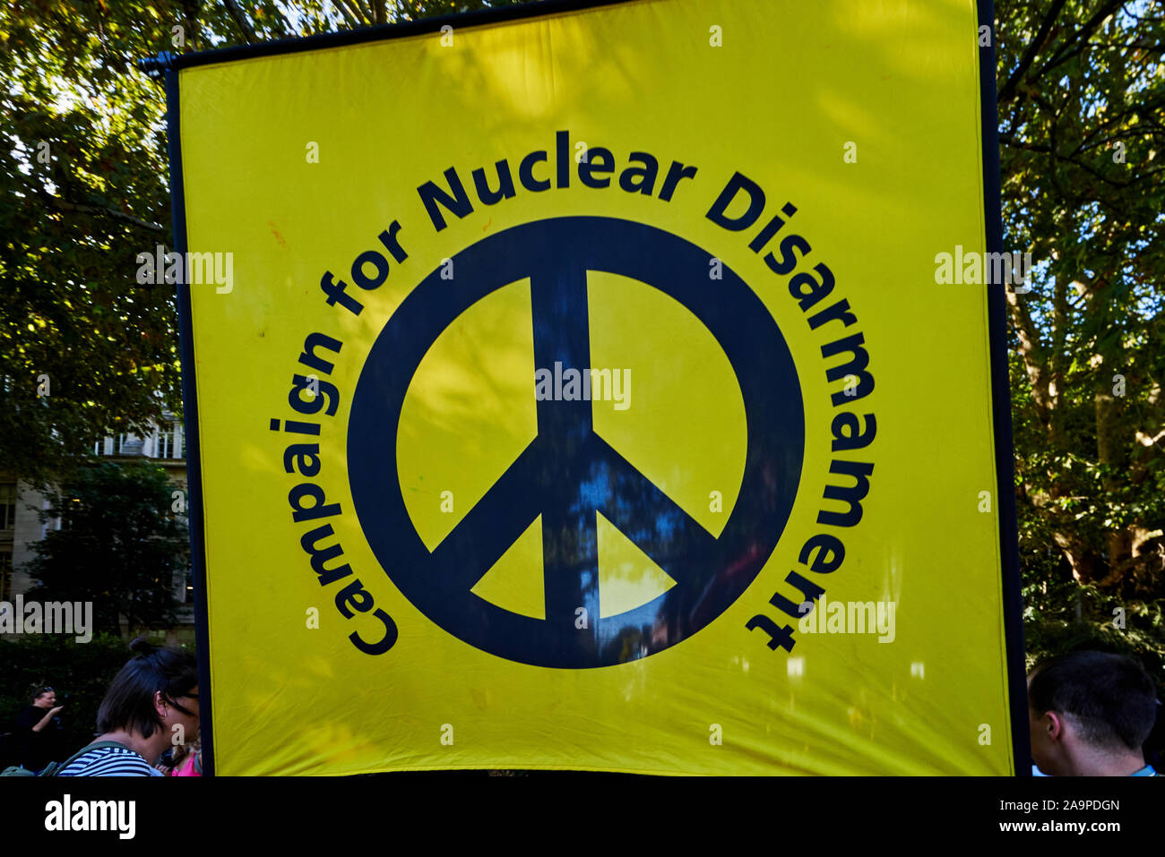 Campagne pour le désarmement nucléaire Banner Londres Angleterre Royaume-uni > Banque D'Images